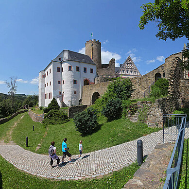 Besucht die atemberaubende Burg Scharfenstein. Hoch oben auf dem Berg thront die Burg.