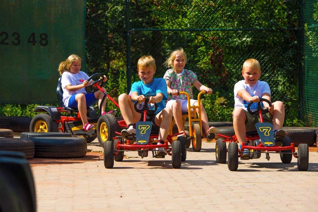 Kinder fahren auf Kettcars im Familienhotel Family Club Harz.