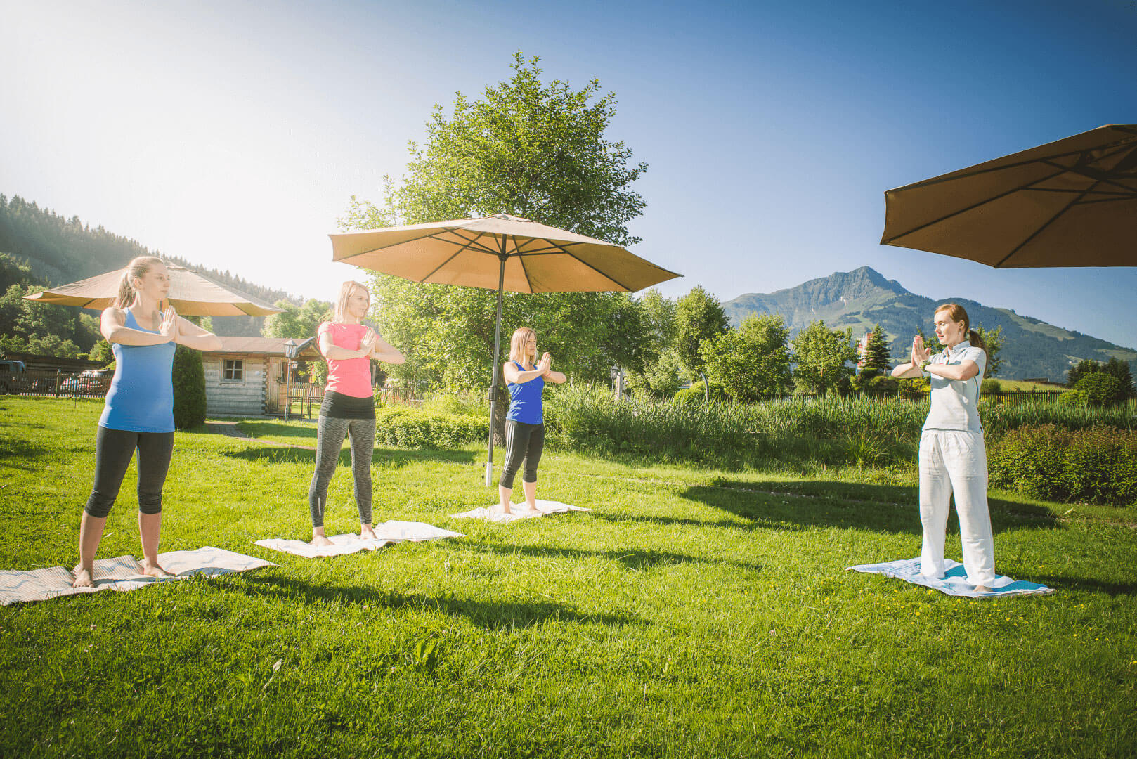 Frauen bei einer Yoga Stunde in der Natur im Familienurlaub im Familienhotel Landgut Furtherwirt.