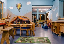 Schöner Spieltisch mit Bücherecke und vielen Spielsachen im Familienhotel Adler Familien- & Wohlfühlhotel
