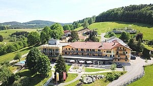 Das Landhaus zur Ohe im Bayerischen Wald liegt idyllisch auf einer Anhöhe umgeben von herrlicher und hügelreicher Landschaft. Für Kinder gibt es am Hotel einen Fußballplatz, einen Spielplatz und noch mehr Aktivitäten.