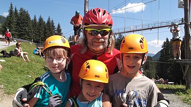 Kinder in Kletterausrüstung beim Hochseilgarten am Wellness- & Familienhotel Egger im Salzburger Land