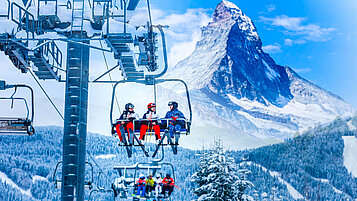 Zusammen Skifahren im Winter in der Schweiz.
