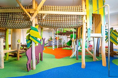 Indoor Spielplatz mit Klettermöglichkeiten im Familienhotel Familien Resort Petschnighof in Kärnten.