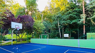 Basketballplatz auf dem Außengelände des Familienhotels Family Club Harz
