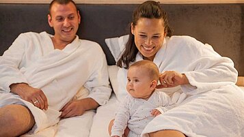 Eltern mit Baby genießen im Wellnessurlaub im Familienhotel Landhaus zur Ohe im Bayerischen Wald pure Entspannung.