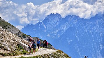 Große Familie wandert durch die beeindruckende Natur Südtirols.