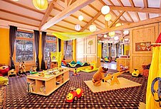 Großer Spielbereich im Happy-Club mit vielen verschiedenen Spielmöglichkeiten im Familienhotel Bavaria im Allgäu.