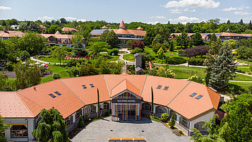 Sommer Luftaufnahme vom Familienhotel Kolping Hotel Spa & Family Resort in Ungarn.