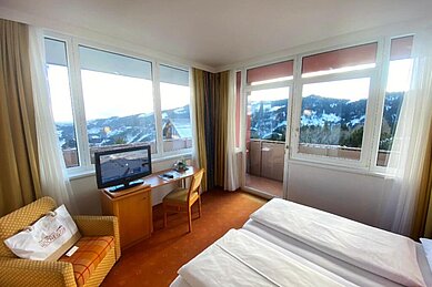 Doppelzimmer mit Blick auf die beschneiten Berge im Hotel Alpengasthof Hochegger.