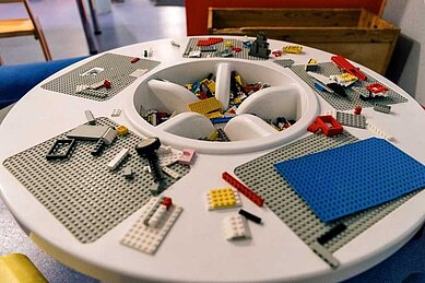 Legotisch mit Legosteinen im Spielzimmer vom Adler Familien- & Wohlfühlhotel in Tirol.