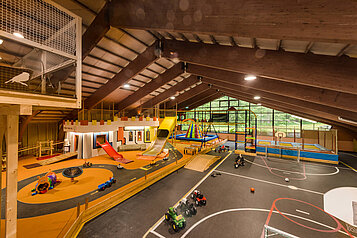 Große Indoorspielhalle mit einer Softplayanlage im Familienhotel Sonngastein in Bad Gastein.