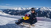 Ein idyllischer Ausblick auf die verschneite Landschaft rund um das Hotel Habachklause im Salzburger Land, mit einem klaren blauen Himmel und majestätischen Bergen im Hintergrund.
