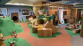 Großer Eltern-Kind-Spielbereich im Familienhotel Huber in Südtirol mit vielen verschiedenen Spielbereichen wie Rutschen und Kletterwänden.