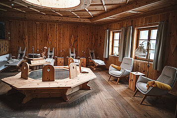 Gemütlicher Ruheraum im Wellnessbereich mit gemütlichen Sitzen im Familienhotel Tirolerhof an der Zugspitze.