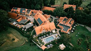 Luftaufnahme des Familienhotels Landhaus Averbeck.