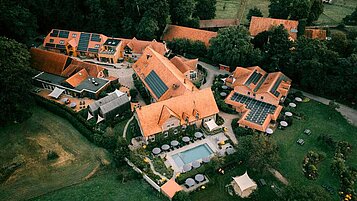 Luftaufnahme des Familienhotels Landhaus Averbeck.