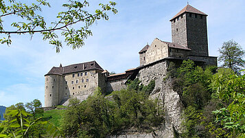 Eine mittelalterliche Burg in der Nähe von Meran, Südtirol.