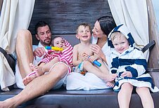 Eine Familie entspannt sich im Strandkorb im Familienhotel Alphotel im Allgäu.