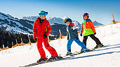 Kinderskikurs auf der Piste des familienfreundlichen Skigebiets im Allgäu.