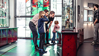 Familie im Glasmuseum in Frauenau im Bayerischen Wald.