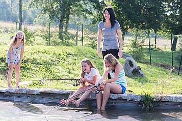 Angelspaß am Teich im Familienhotel Aigo welcome family in Oberösterreich
