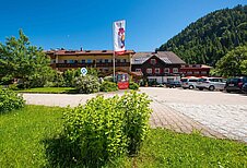 Einfahrt zum Familienhotel Spa- & Familien-Resort Krone im Allgäu.