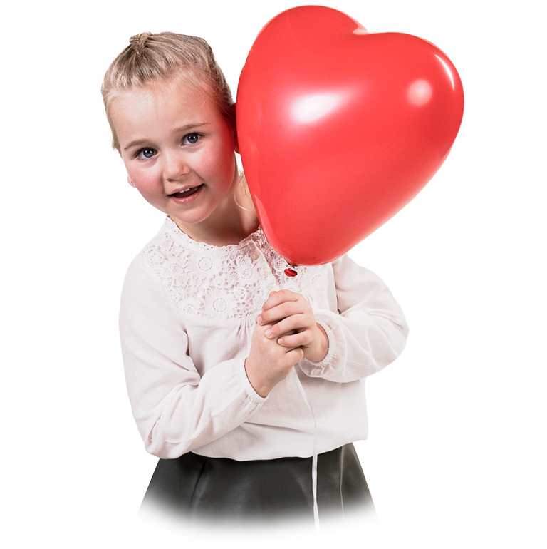 Ein Mädchen hält in beiden Händen einen herzförmigen roten Luftballon. 