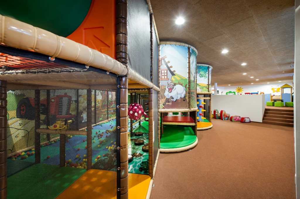 Indoor-Spielhalle mit vielen Spielmöglichkeiten und einer großen Softplayanlage im Familienhotel Alphotel Tyrol Wellness & Family Resort in Südtirol.