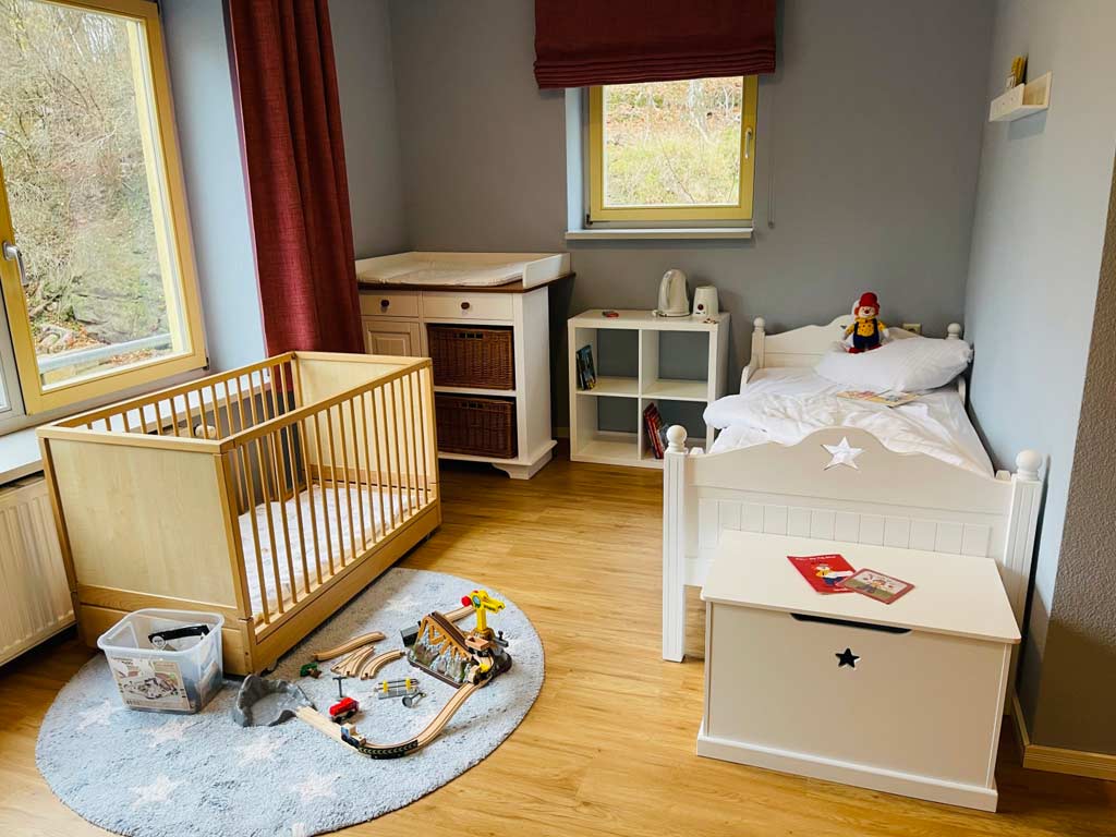 Schlafendes Baby kuschelt mit Kuscheltier im Familienhotel Family Club Harz.