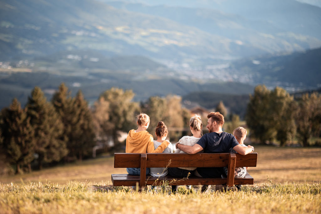 Familie beim Wandern im Familienurlaub in Südtirol im Sommer.