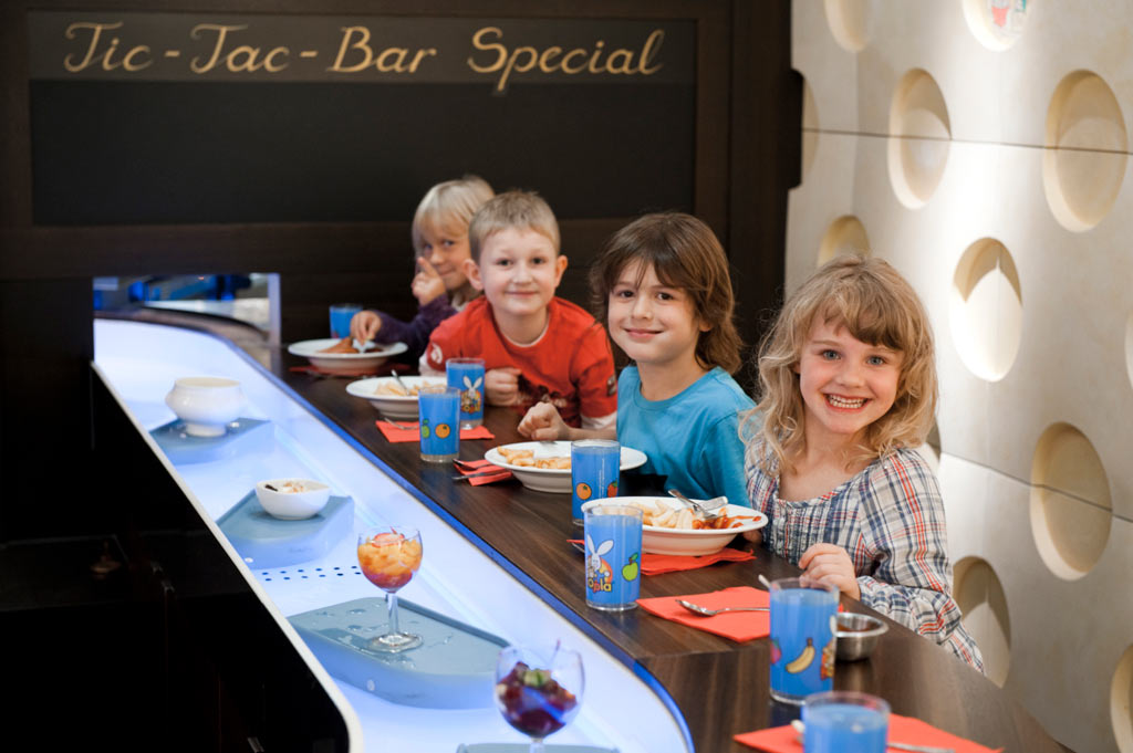 Kinder Tic-Tac-Bar im Restaurant des Familienhotels Feldberger Hof.