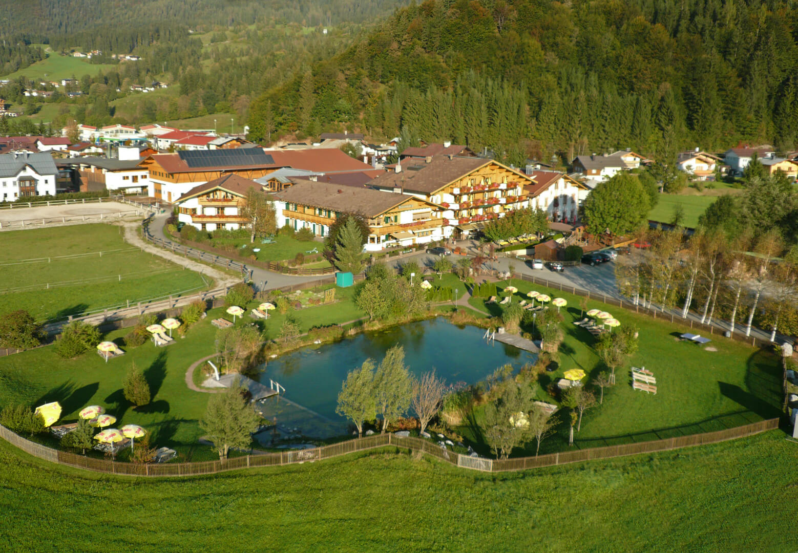 Sommer Luftaufnahme vom Familienhotel Landgut Furtherwirt in Tirol.