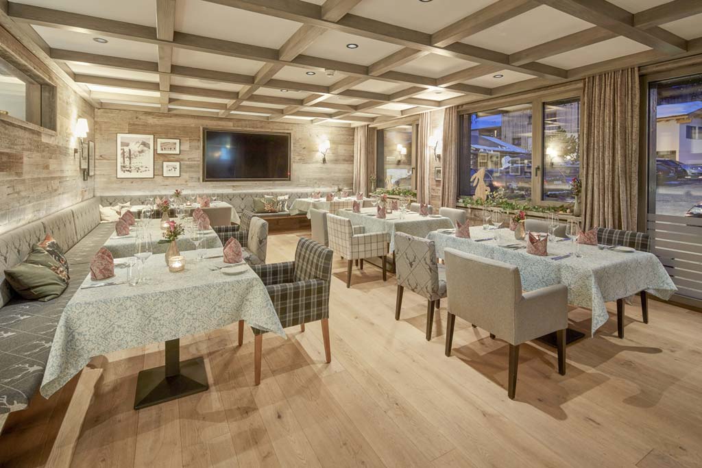 Sitzplätze im Restaurant, gemütlich dekoriert im Familienhotel Gorfion in Liechtenstein.