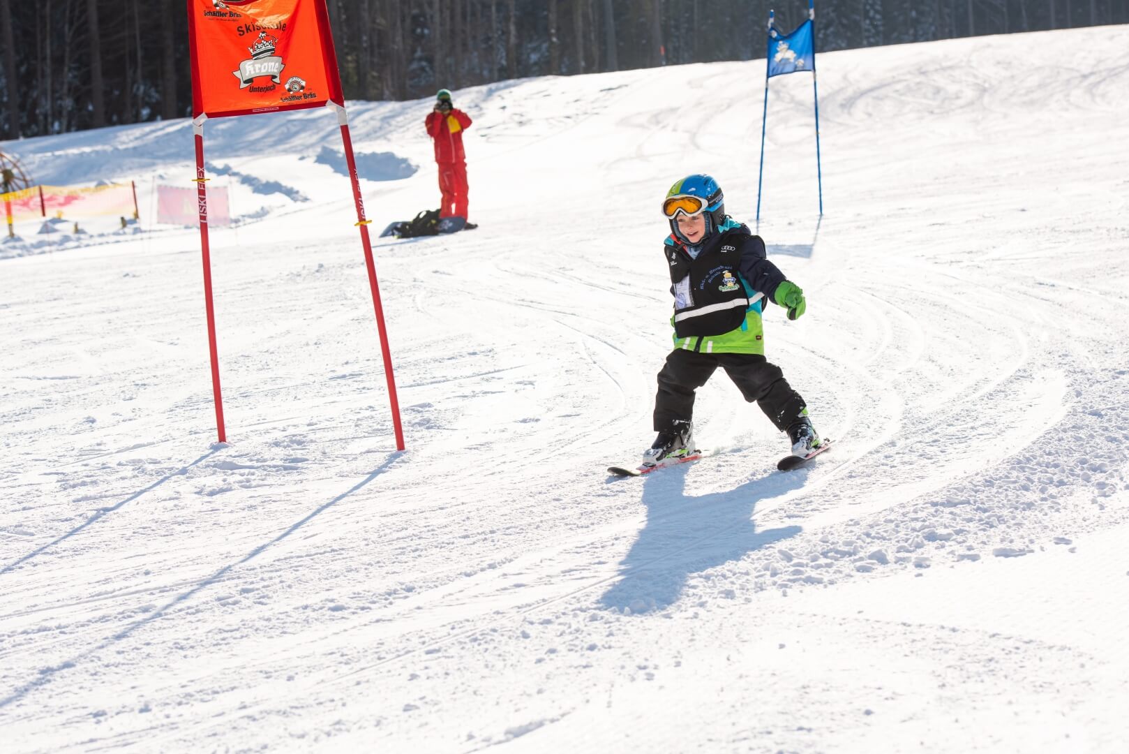 Junge fährt auf Skiern den Übungshang des Spa- & Familien-Resorts Krone hinab.