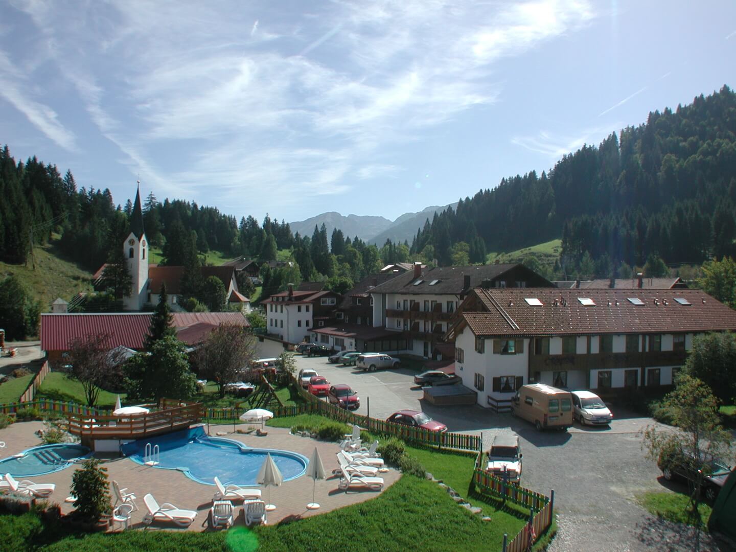 Luftaufnahme Familienhotel Spa- & Familien-Resort Krone mit Pool in den Allgäuer Alpen.