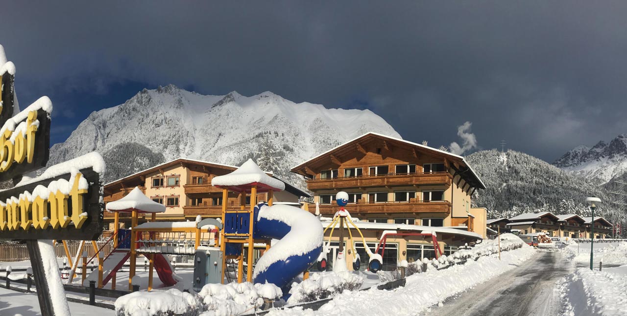 Der Lärchenhof von außen im Winter.