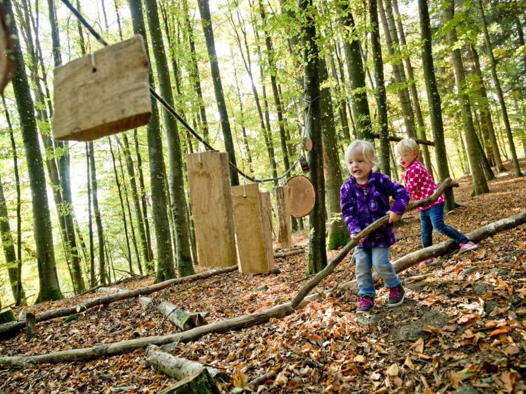 Zwillinge spielen im Waldkinderclub des Familienhotels Landhaus zur Ohe im Bayerischen Wald.
