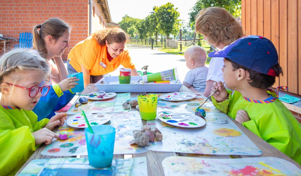 Kinder malen und basteln in der Kinderbetreuung des Familienhotels Landhuus Laurenz.