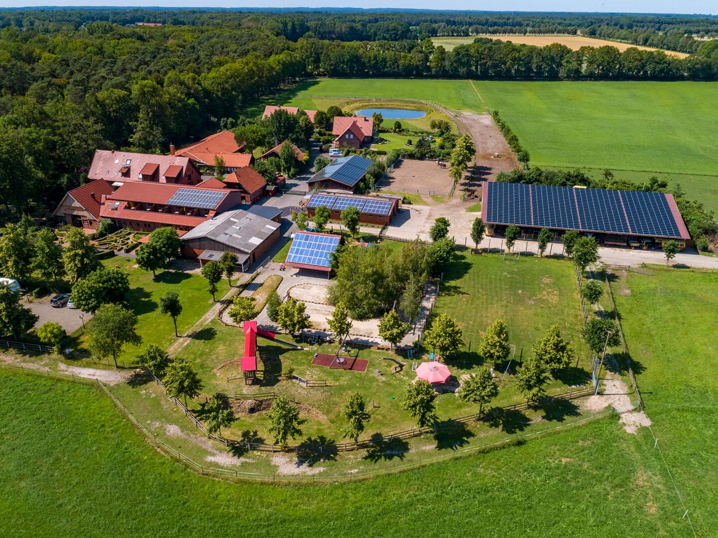 Das Landhuus Laurenz im Münsterland von oben.