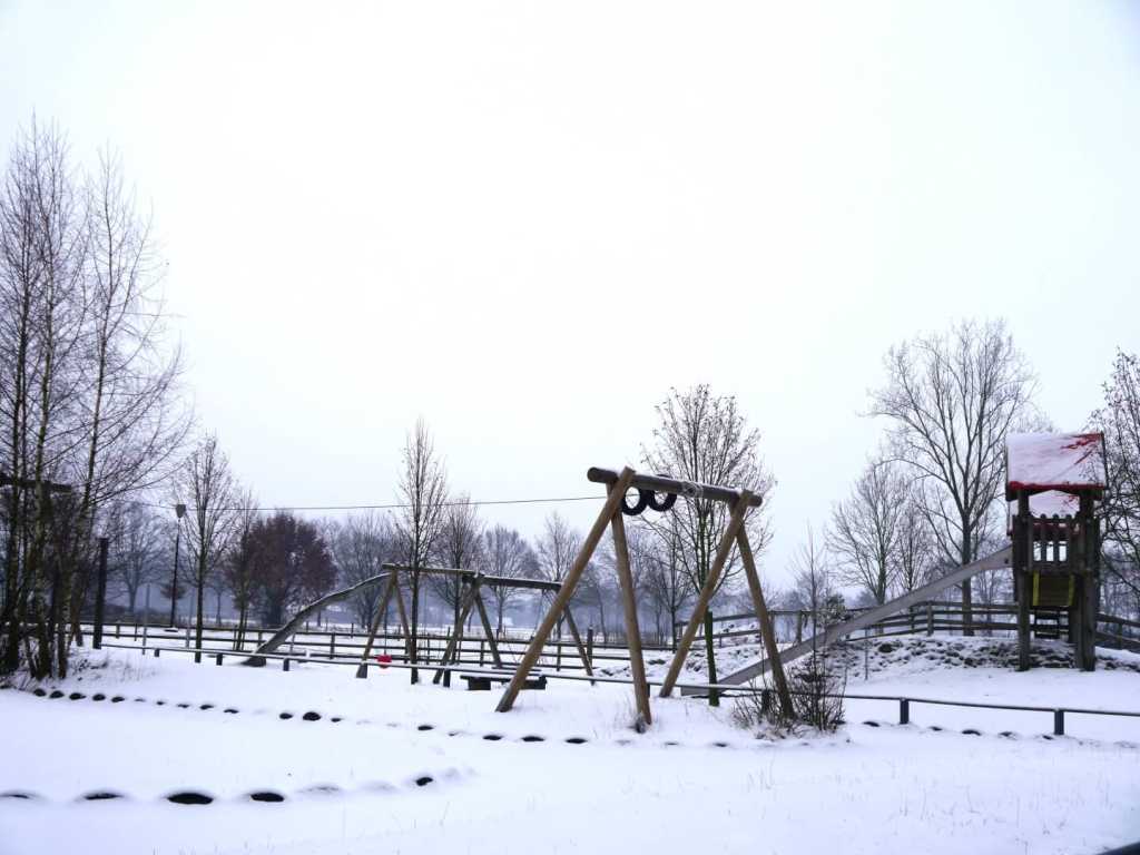 Verschneiter Spielplatz des Familienhotels Landhuus Laurenz im Münsterland.