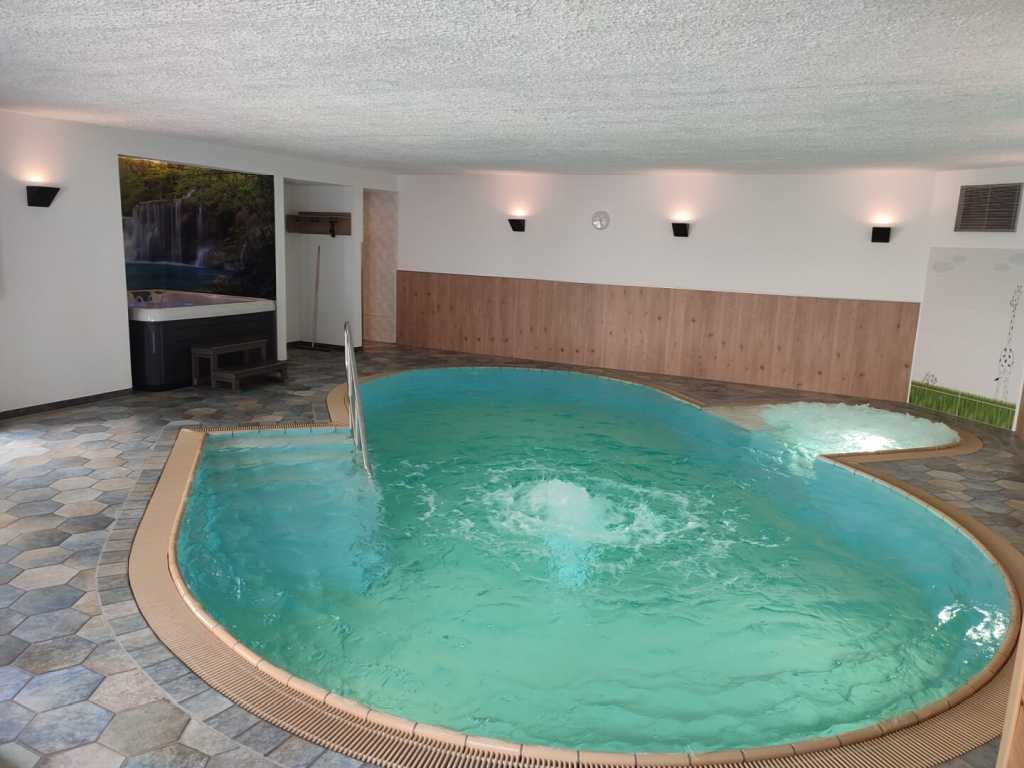 Das Schwimmbad auf einem Blick im Familienhotel Monikas Ferienhof im Sauerland.
