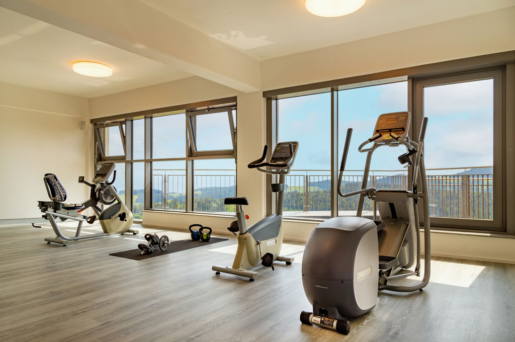 Fitnesstudio mit Panoramafester im Familienhotel Familien Resort Petschnighof in Kärnten.