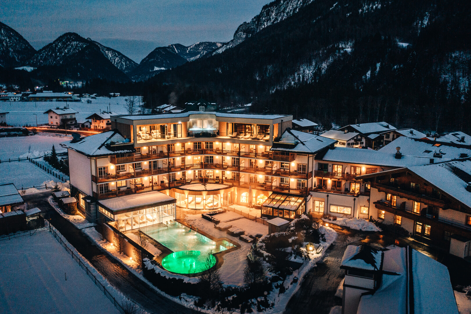Winteransicht der Hotelanlage im Familienhotel Post Family Resort im Salzburger Land.