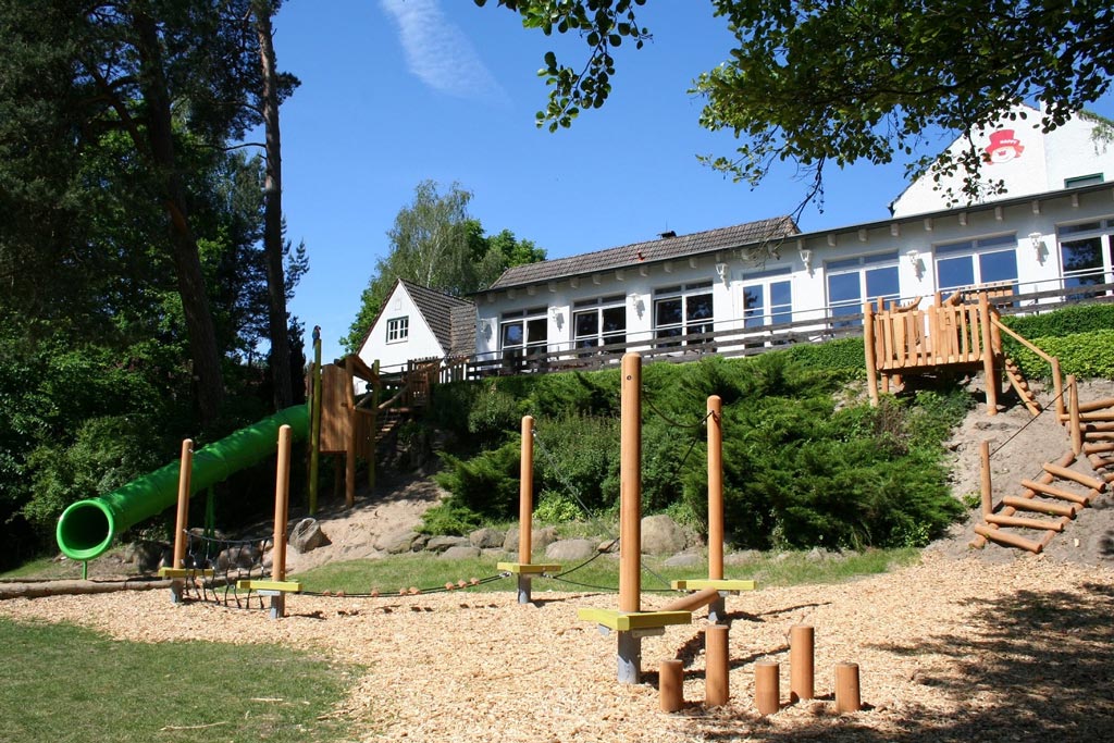 Schöner Outdoor Spielplatz in der Natur im Familienhotel Borchard's Rookhus.