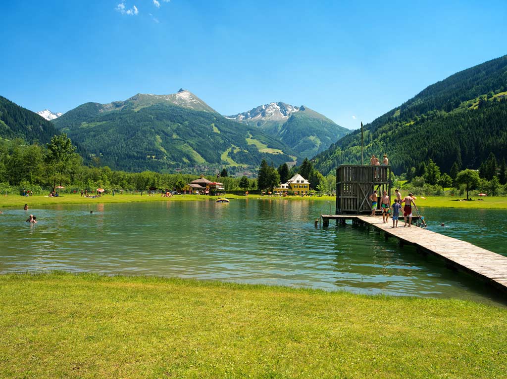 Badesee inmitten der Naturlandschaft am Familienhotel Sonngastein in Bad Gastein.