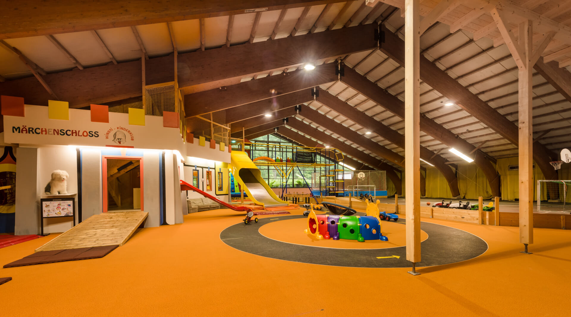 Indoorspielhalle mit einem Märchenschloss im Familienhotel Sonngastein in Bad Gastein.