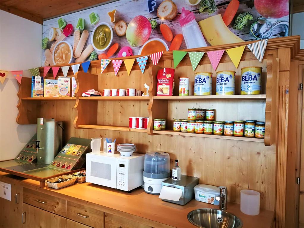 Baby-Buffet mit einer großen Auswahl an Babybrei, Babymilch und vielem mehr im Kinderhotel Stefan in Pitztal.