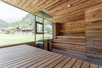 Sicht auf die schöne Panoramalandschaft aus der Sauna des Familienhotels Alpenhotel Kindl in Tirol.