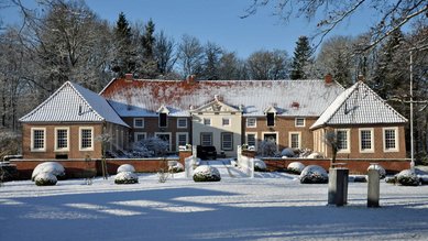 Außenansicht des Familienhotels Gut Landegge im Winter
